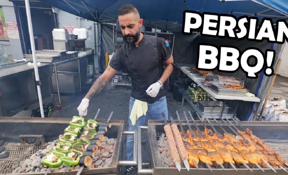 واکنش جالب خوردن غذای معروف ایرانی در خیابان لس آنجلس واکنش جالب خوردن غذای معروف ایرانی در خیابان لس آنجلس