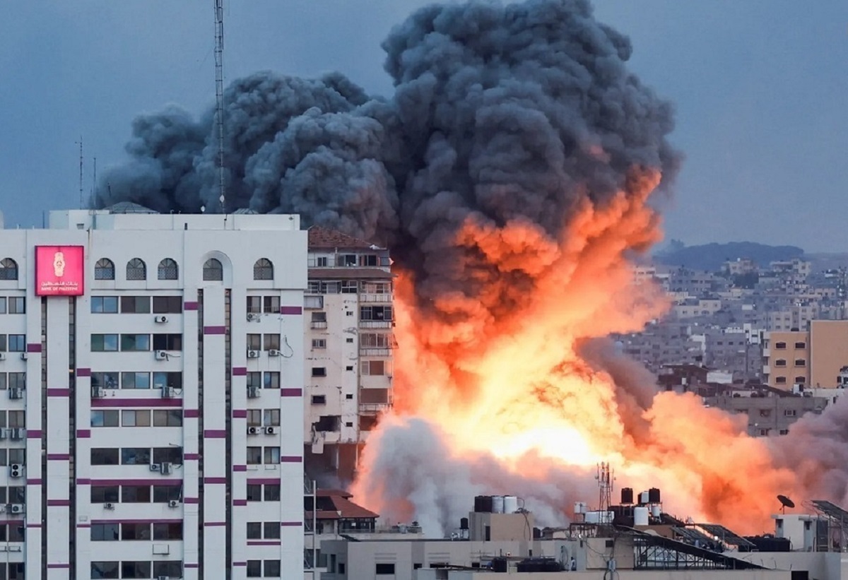 لحظه وحشتناک اصابت موشک به یک ساختمان در غزه