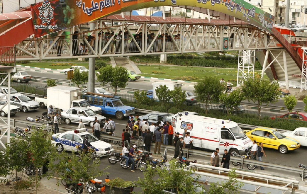 سهم عابران پیاده در معابر شهری؛ ناامنی با برچیده شدن پل عابر پیاده!