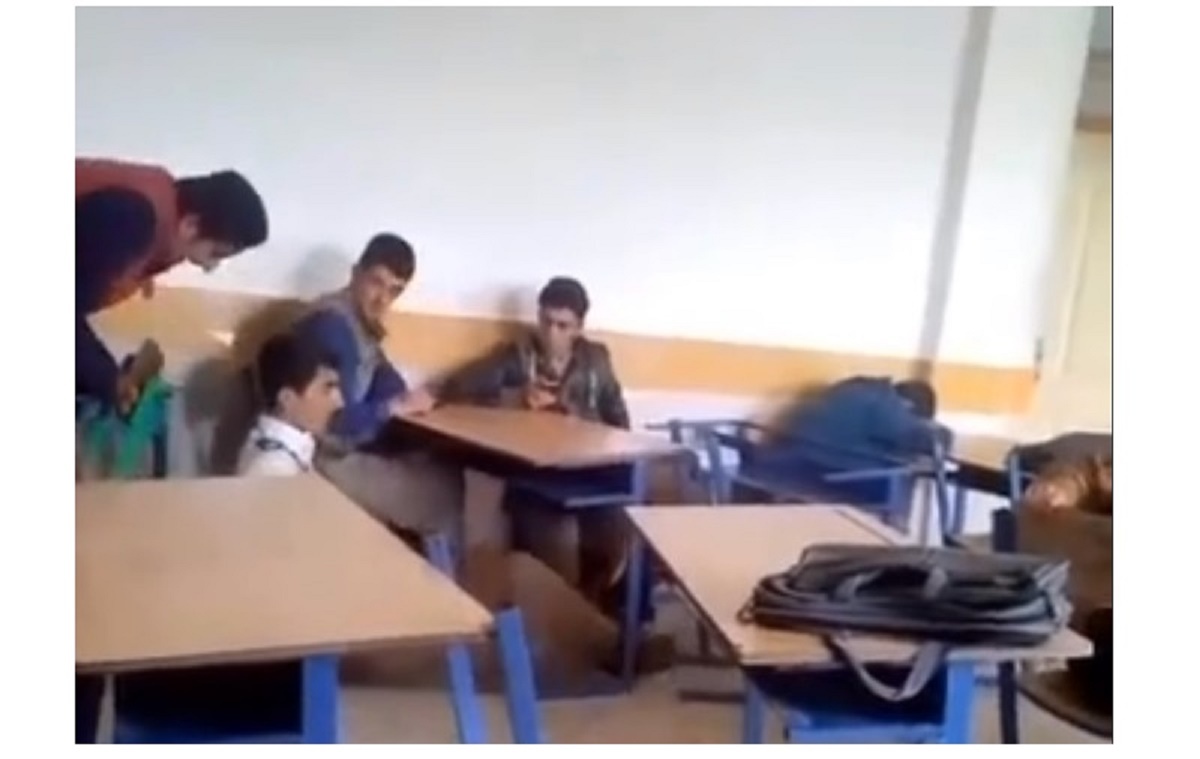 ویدئویی خشن از شوخی خطرناک یک دانش آموز با همکلاسیاش! ویدئویی خشن از شوخی خطرناک یک دانش آموز با همکلاسیاش!