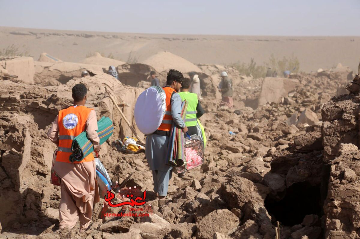 چادرخوابی مردم تایباد از ترس زلزله