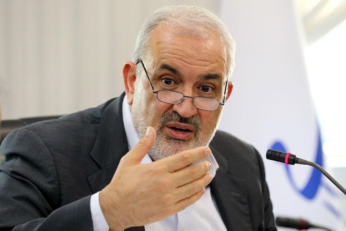 روزنامه همشهری: ورود وزیر صمت به قیمت‌گذاری خودرو خطای بزرگی است و پاشنه آشیل او خواهد شد!