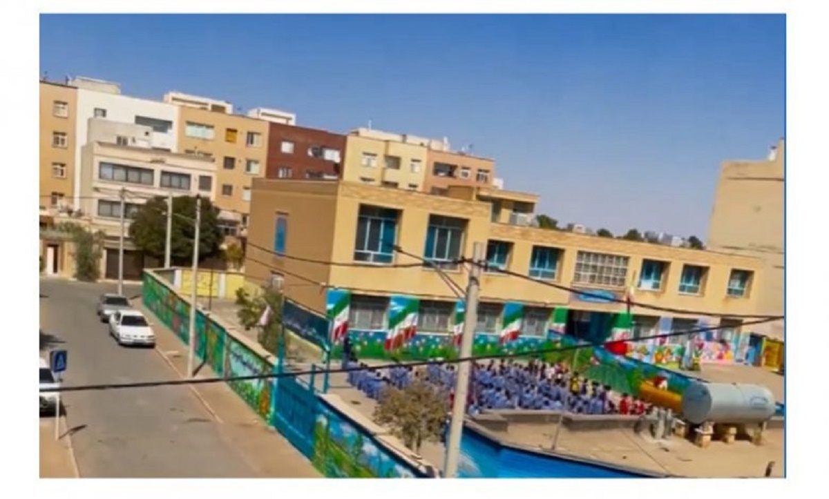 فیلمبرداری خندهدار پدر و مادر از صبحگاه مدرسه پسرشان فیلمبرداری خندهدار پدر و مادر از صبحگاه مدرسه پسرشان