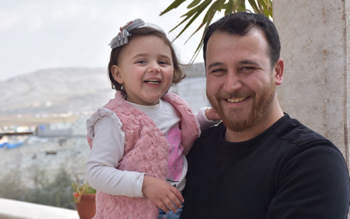 لحظه تلخترین خنده کودک پس از بمباران! لحظه تلخترین خنده کودک پس از بمباران!