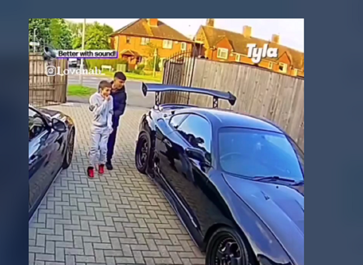 رفتار تحسین برانگیز صاحب ماشین برای خواسته دو نوجوان رفتار تحسین برانگیز صاحب ماشین برای خواسته دو نوجوان