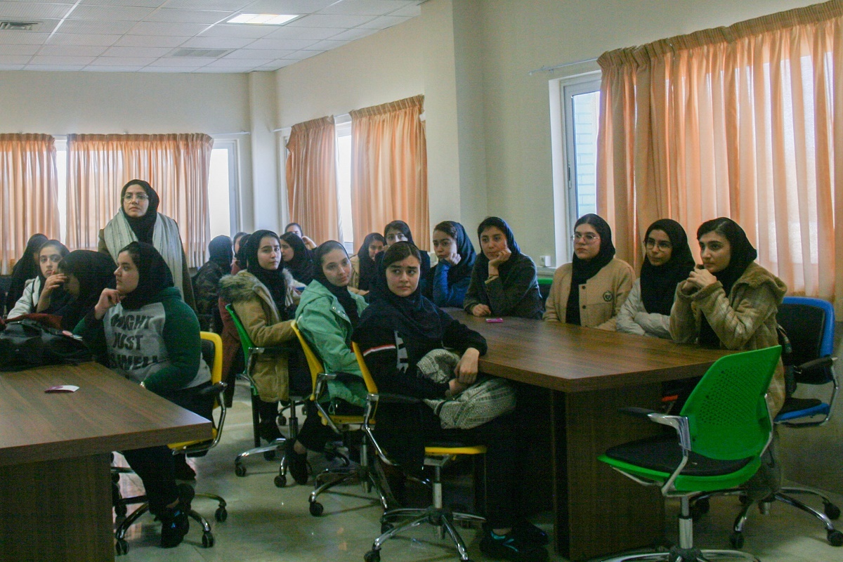 هنرنمایی آقا معلم در کلاس دخترانه با قانون نیوتن هنرنمایی آقا معلم در کلاس دخترانه با قانون نیوتن