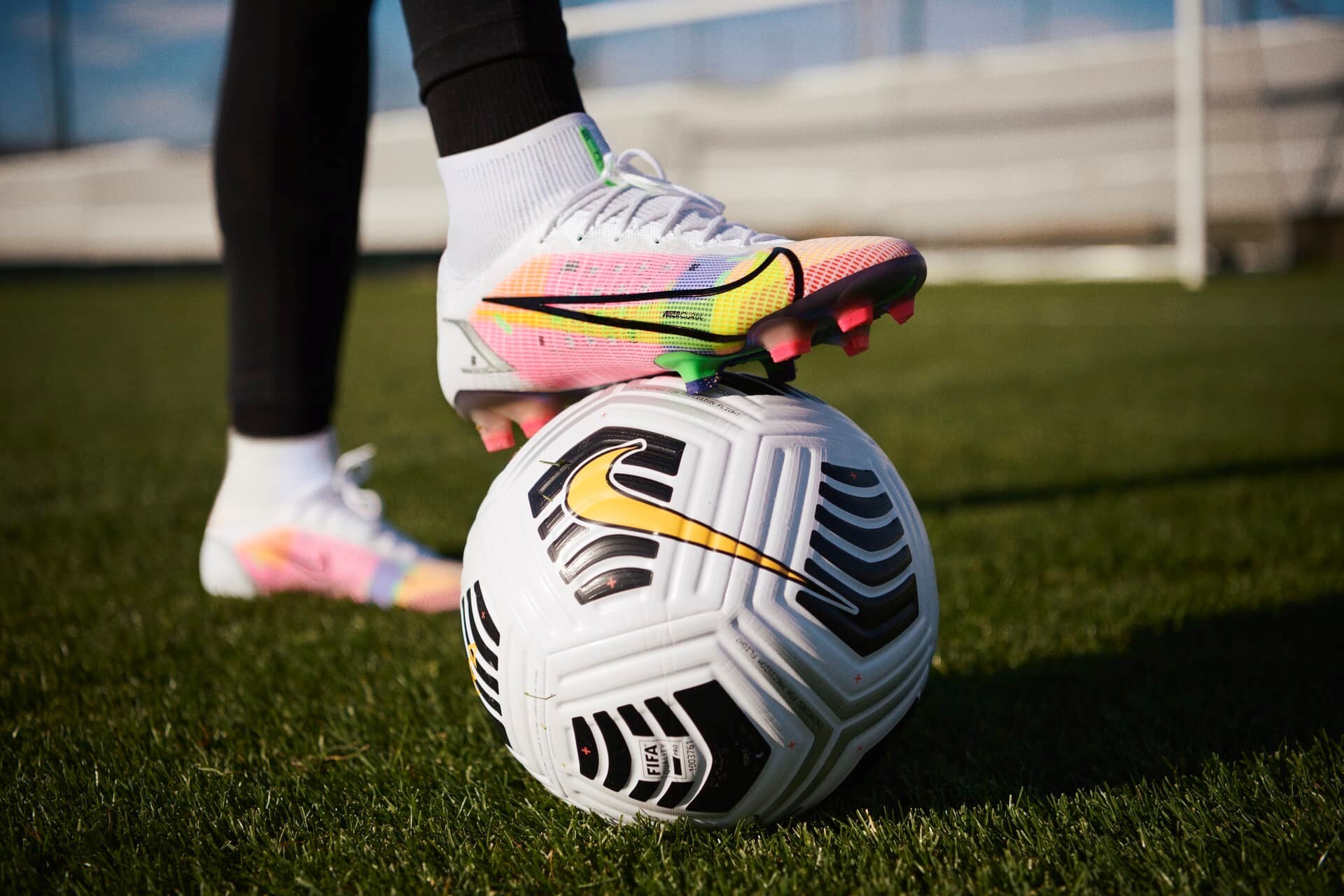 ۸ مدل از بهترین توپ فوتبالهای سالنی و چمن ۸ مدل از بهترین توپ فوتبالهای سالنی و چمن