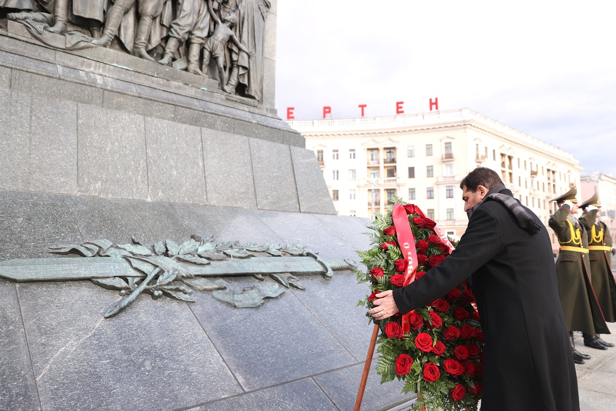 نثار تاج گل به یادواره پیروزی در شهر مینسک توسط معاون اول رئیس‌جمهور