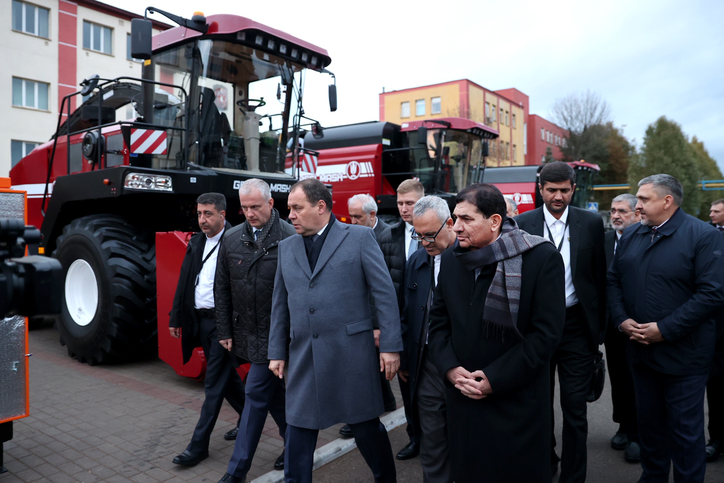 بازدید محمد مخبر از نمایشگاه ماشین آلات کشاورزی کارخانه تراکتورسازی مینسک و تولیدات ماشین آلات معدنی بلاز بازدید محمد مخبر از نمایشگاه ماشین آلات کشاورزی کارخانه تراکتورسازی مینسک و تولیدات ماشین آلات معدنی بلاز