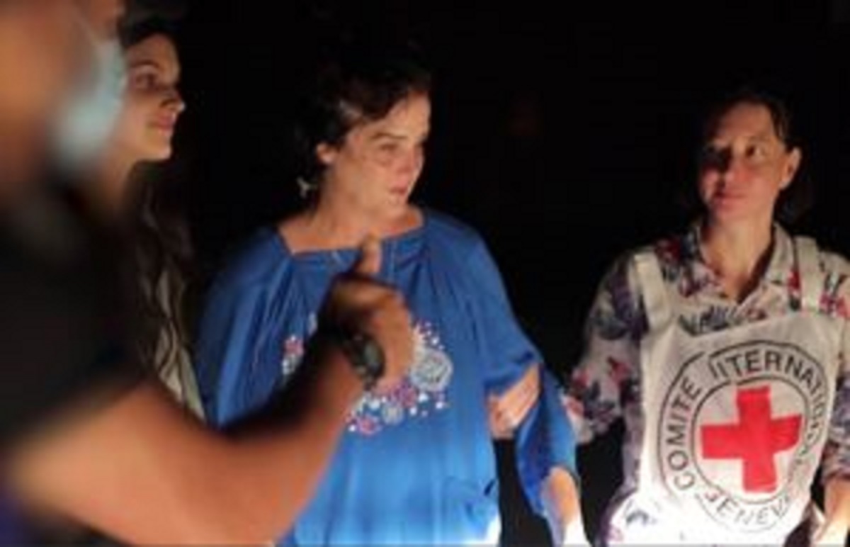 لحظه آزادی دو اسیر آمریکایی توسط حماس لحظه آزادی دو اسیر آمریکایی توسط حماس