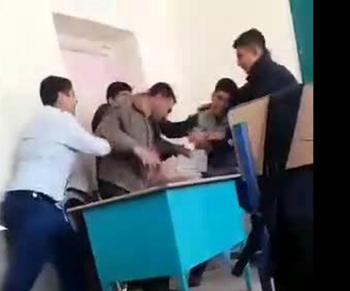 شوخی عجیب دانشآموزان در کلاس! شوخی عجیب دانشآموزان در کلاس!