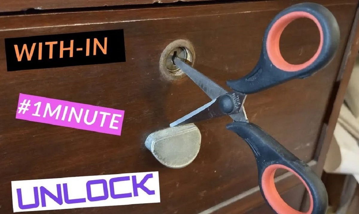 نحوه ساده بازکردن قفل با قیچی نحوه ساده بازکردن قفل با قیچی