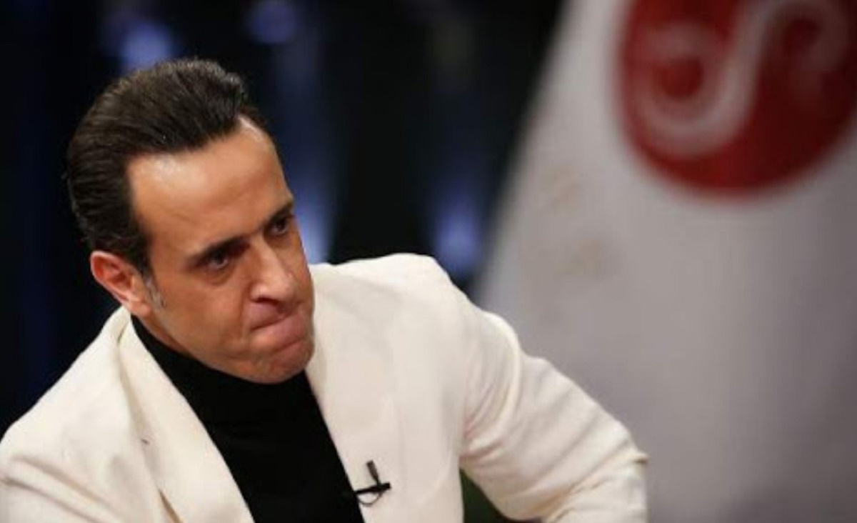 حمله مجری صداوسیما به علی کریمی روی آنتن زنده