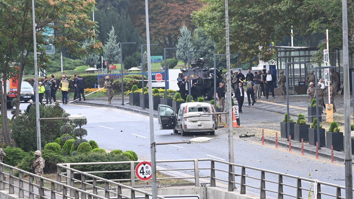 لحظه انفجار عامل انتحاری مقابل وزارت کشور ترکیه