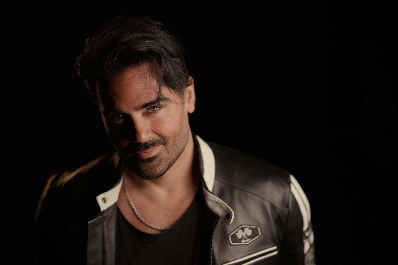 تبلیغ عجیب خواننده پاپ ایرانی لب ساحل! تبلیغ عجیب خواننده پاپ ایرانی لب ساحل!