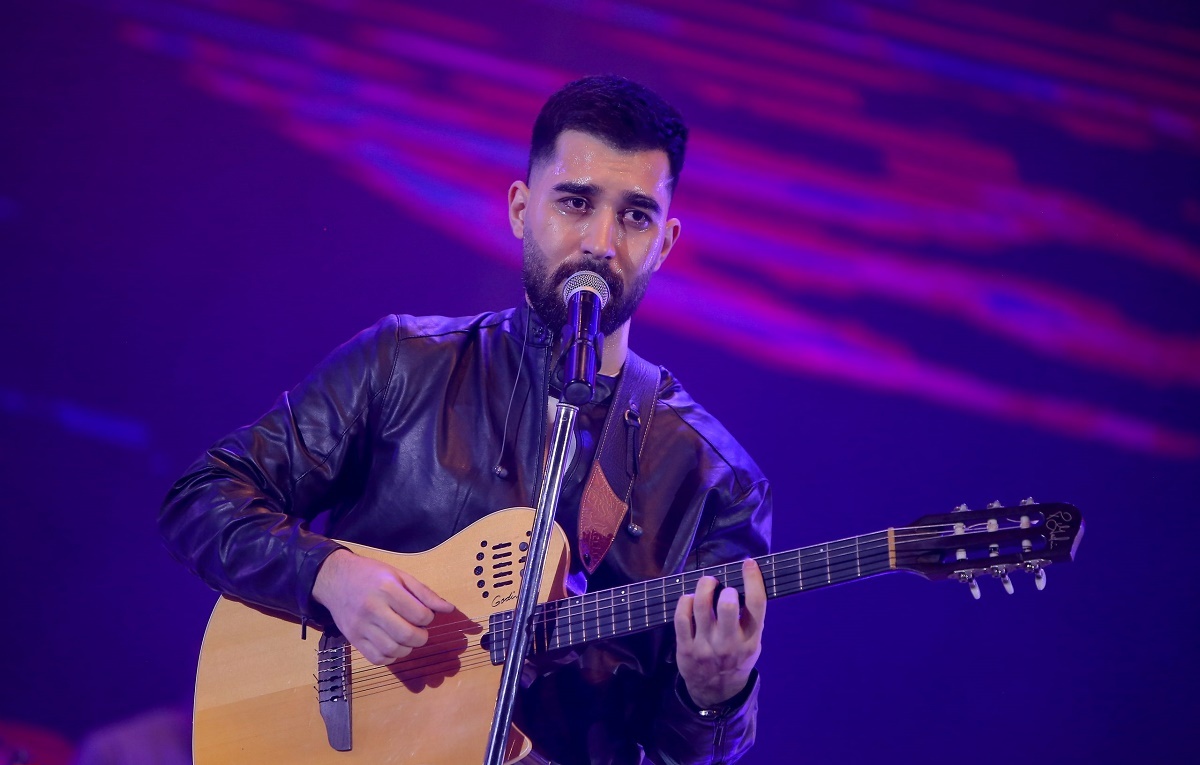 حرکت عجیب یک مرد کنسرت علی یاسینی را بهم ریخت حرکت عجیب یک مرد کنسرت علی یاسینی را بهم ریخت