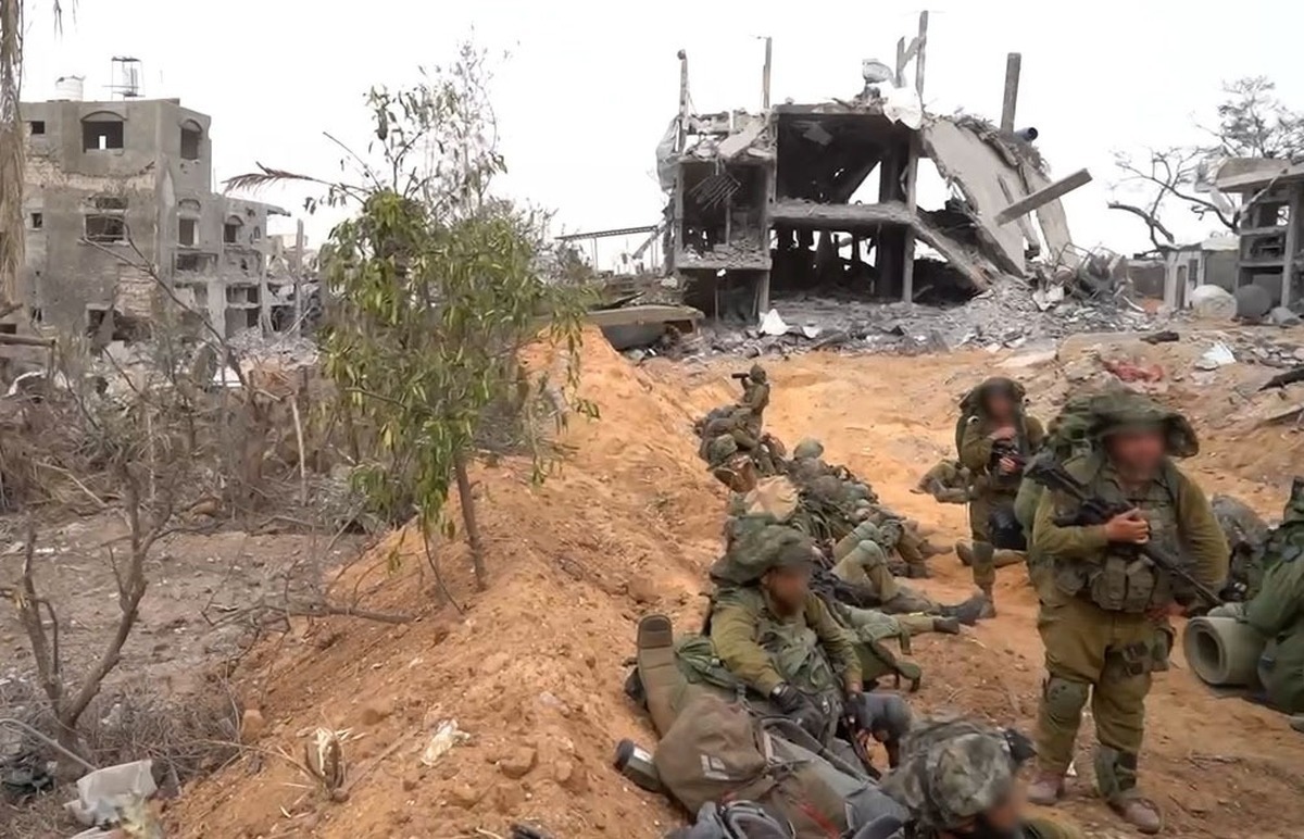 لحظه پرتاب بمب بر سر نیرو‌های پیاده نظام اسرائیل