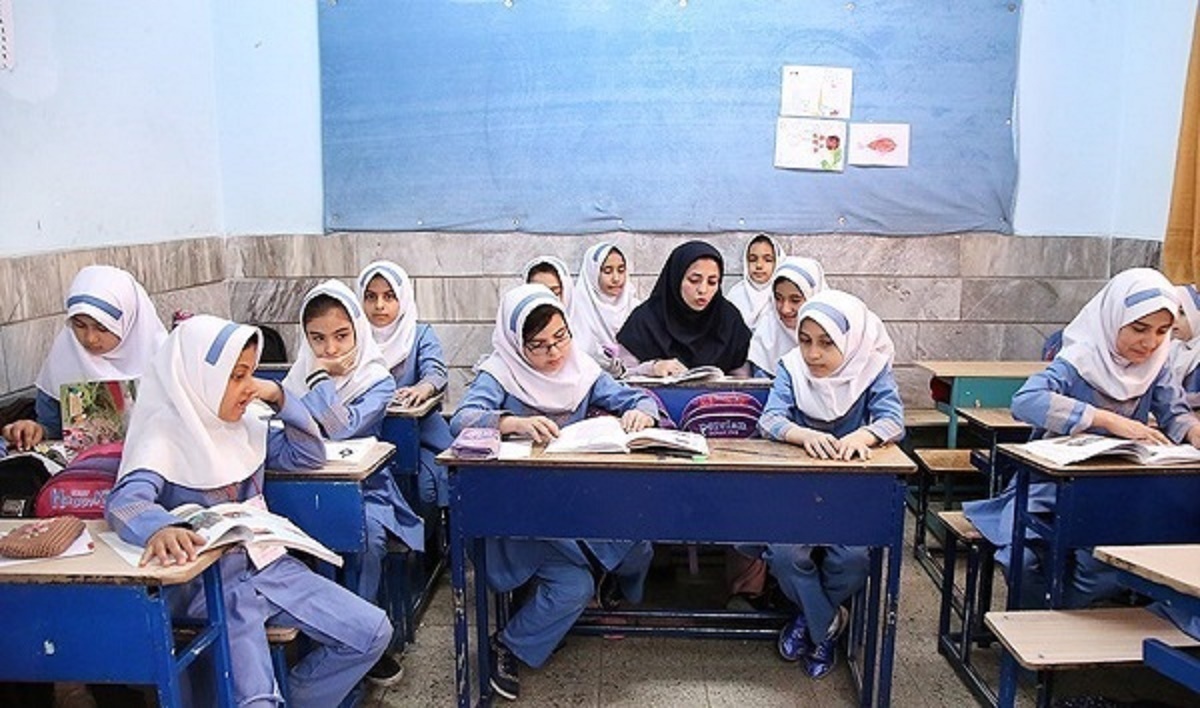 این معلمِ خوشذوق با حرکت جذابش همه را به وجد آورد! این معلمِ خوشذوق با حرکت جذابش همه را به وجد آورد!