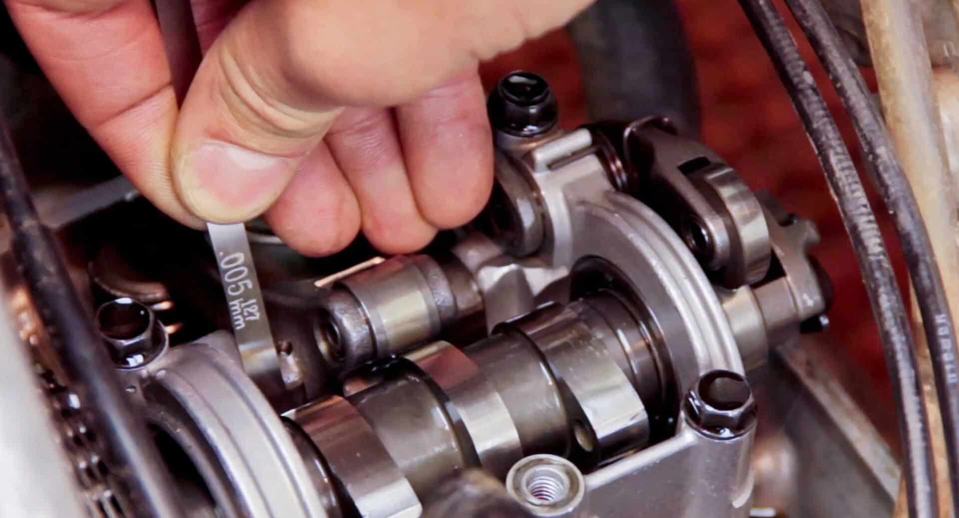 فیلرگیری چیست و چه تاثیری بر عملکرد موتور ماشین دارد؟