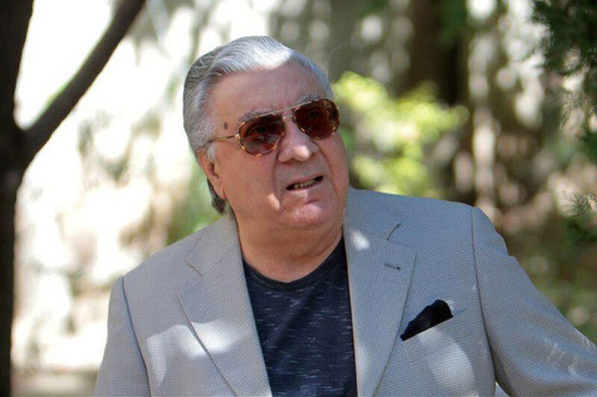 حرکت زیبای خواننده معروف به یاد اکبر گلپایگانی در کنسرت حرکت زیبای خواننده معروف به یاد اکبر گلپایگانی در کنسرت