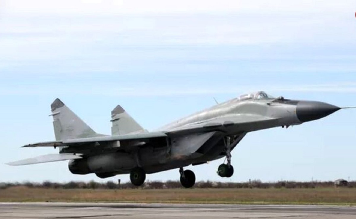 انتقال یک جنگنده روسی از وسط خیابانی در مسکو