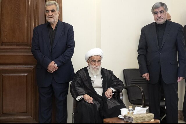 تصویری دیده نشده از احمد جنتی در حال عزاداری برای همسرش