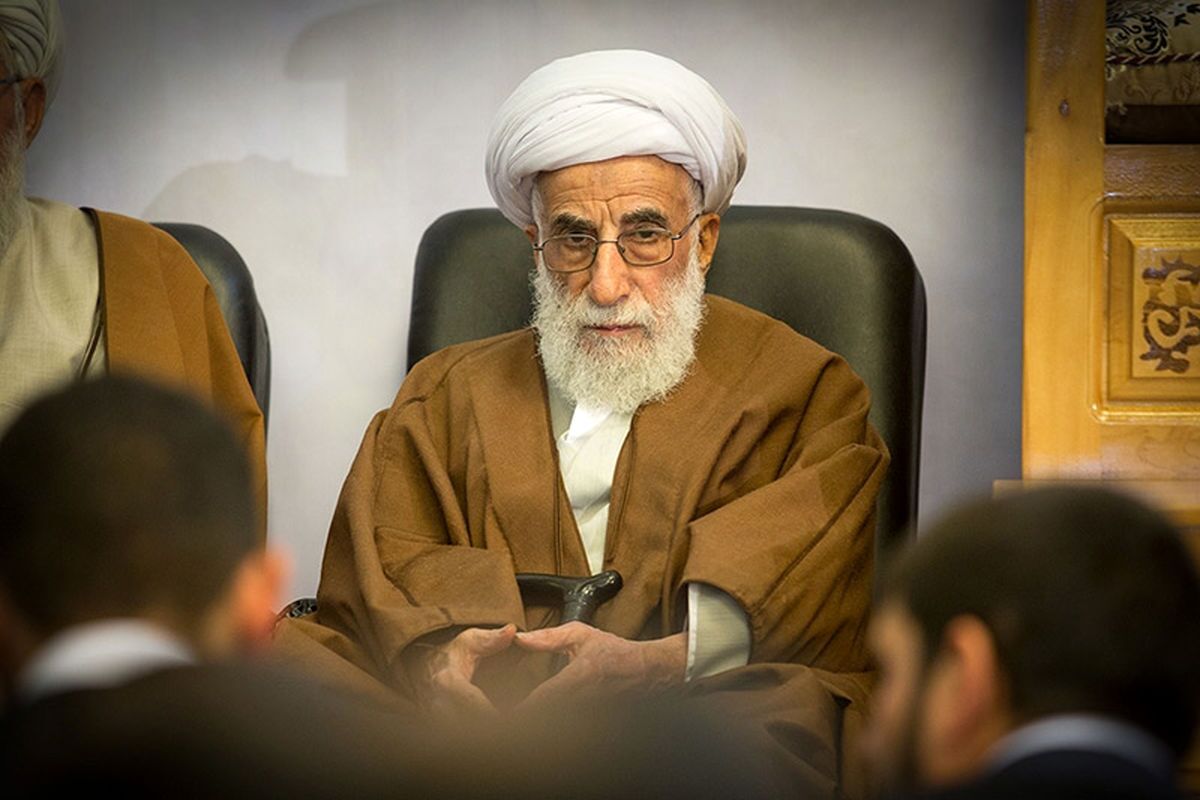 تصویری دیده نشده از احمد جنتی در حال عزاداری برای همسرش