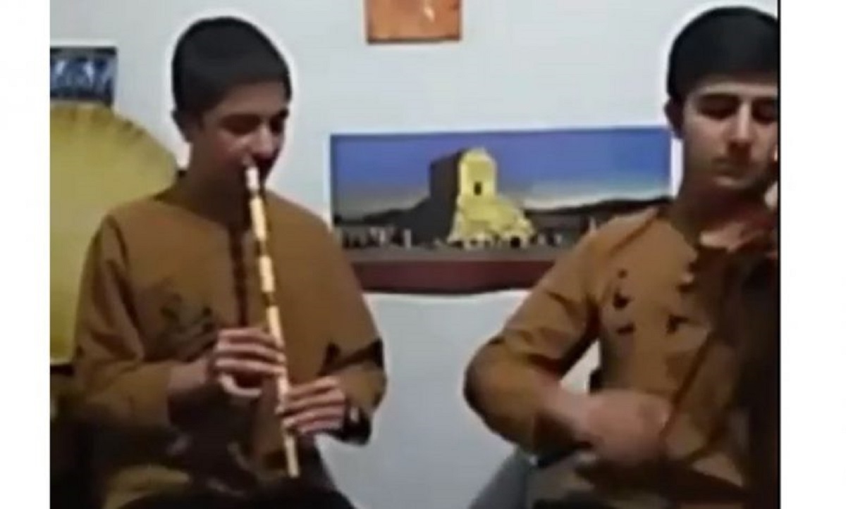 همنوازی زیبای دو دانشآموز وایرال شد همنوازی زیبای دو دانشآموز وایرال شد