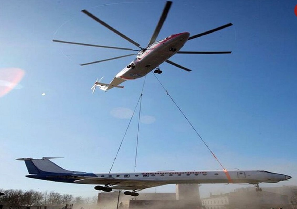 لحظه بلندکردن یک هواپیما توسط هلی‌کوپتر نظامی آمریکا