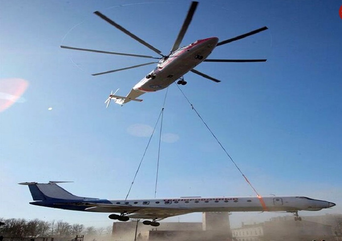 لحظه بلندکردن یک هواپیما توسط هلیکوپتر نظامی آمریکا لحظه بلندکردن یک هواپیما توسط هلیکوپتر نظامی آمریکا