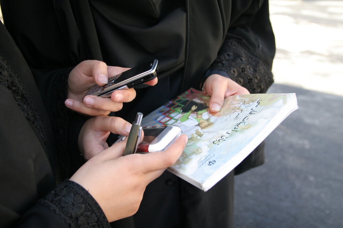 یک بوم و دو هوای گوشی بردن دانش آموزان به مدرسه؛ بالاخره بردن تلفن همراه به مدارس تخلف است یا خیر؟