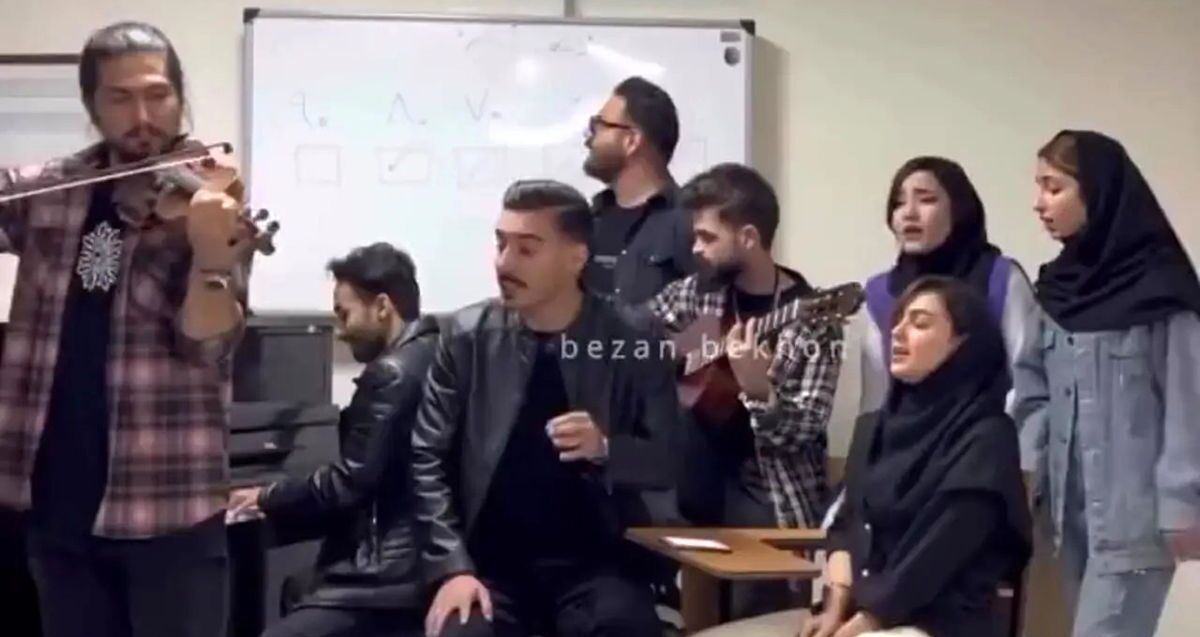 همخوانی تماشایی چند دختر و پسرِ دانشجو همخوانی تماشایی چند دختر و پسرِ دانشجو