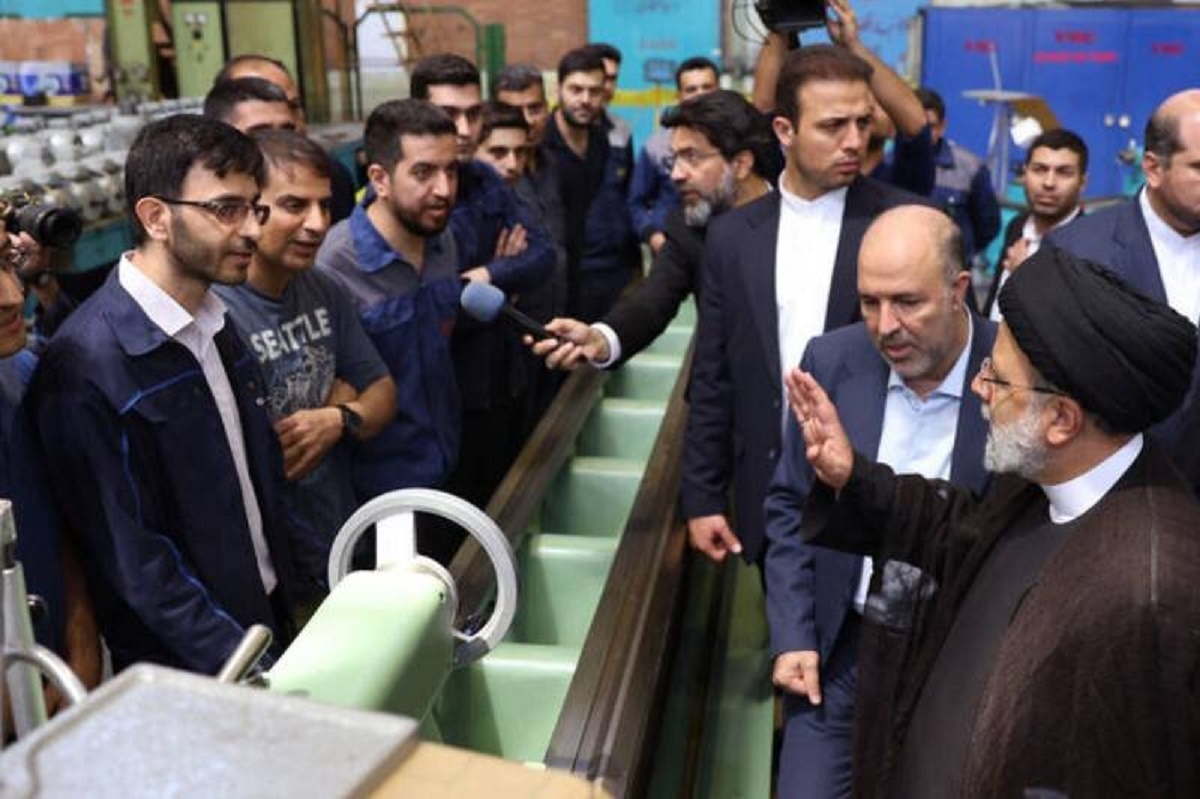 اخراج یک کارگر نخبه بعد از دریافت جایزه از رئیسی! اخراج یک کارگر نخبه بعد از دریافت جایزه از رئیسی!