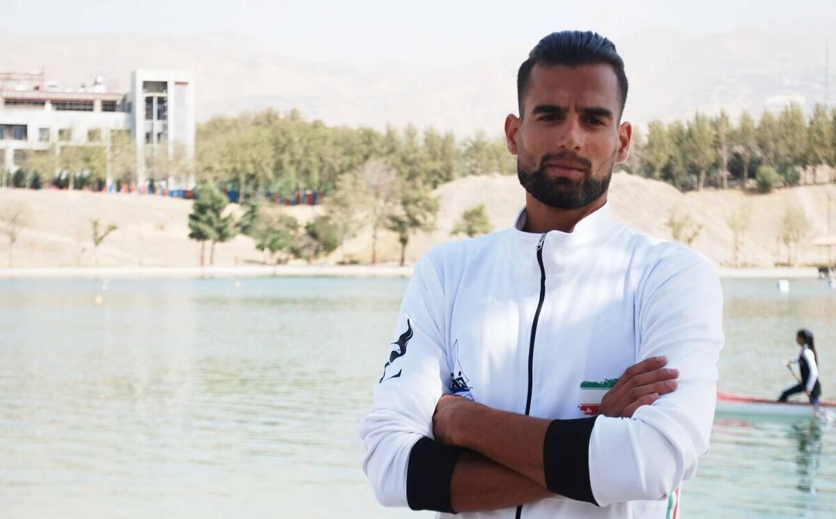 دست‌فروشی ملی‌پوش ایرانی در خیابان