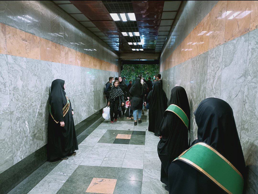 تصویری عجیب از مترو؛ حضور گسترده حجاب‌بان‌ها!