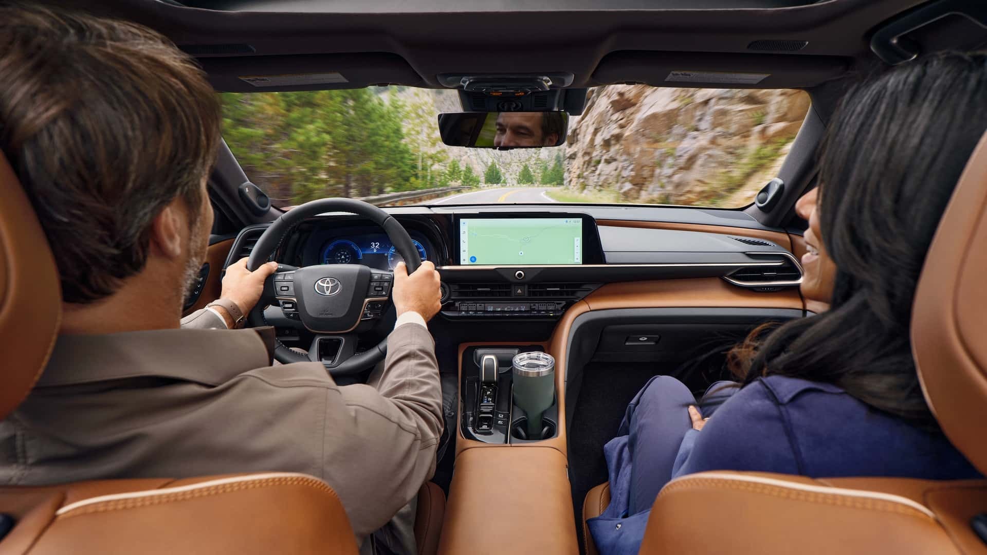 تویوتا کران سیگنیا ۲۰۲۵ ترکیب قدرت و ایمنی 