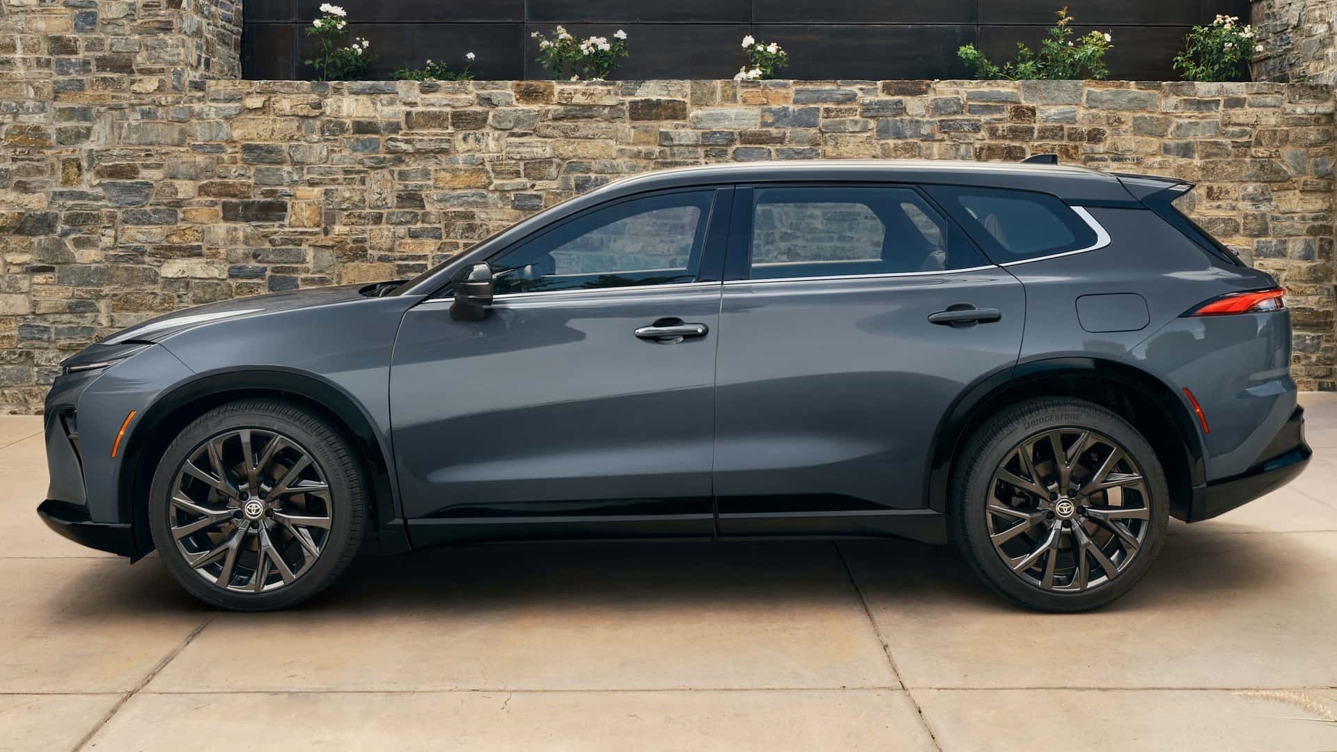 تویوتا کران سیگنیا ۲۰۲۵ ترکیب قدرت و ایمنی 