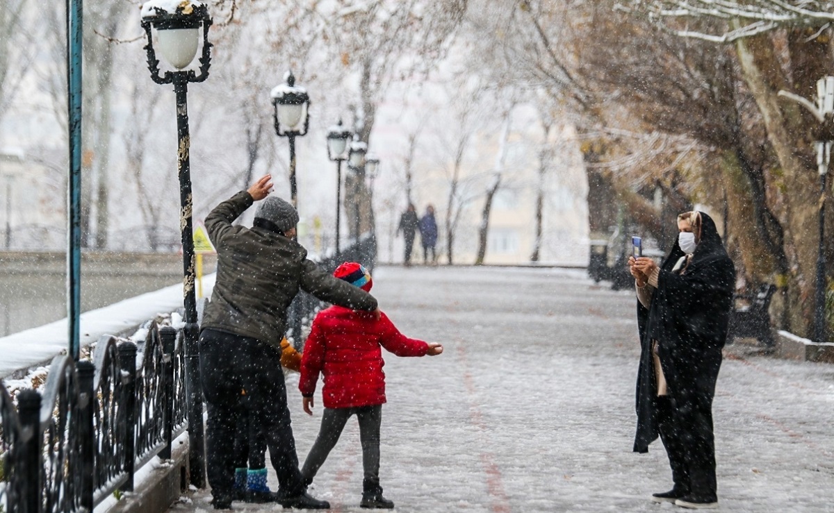 لحظه هیجانانگیز بارش برف پاییزی تبریز! لحظه هیجانانگیز بارش برف پاییزی تبریز!