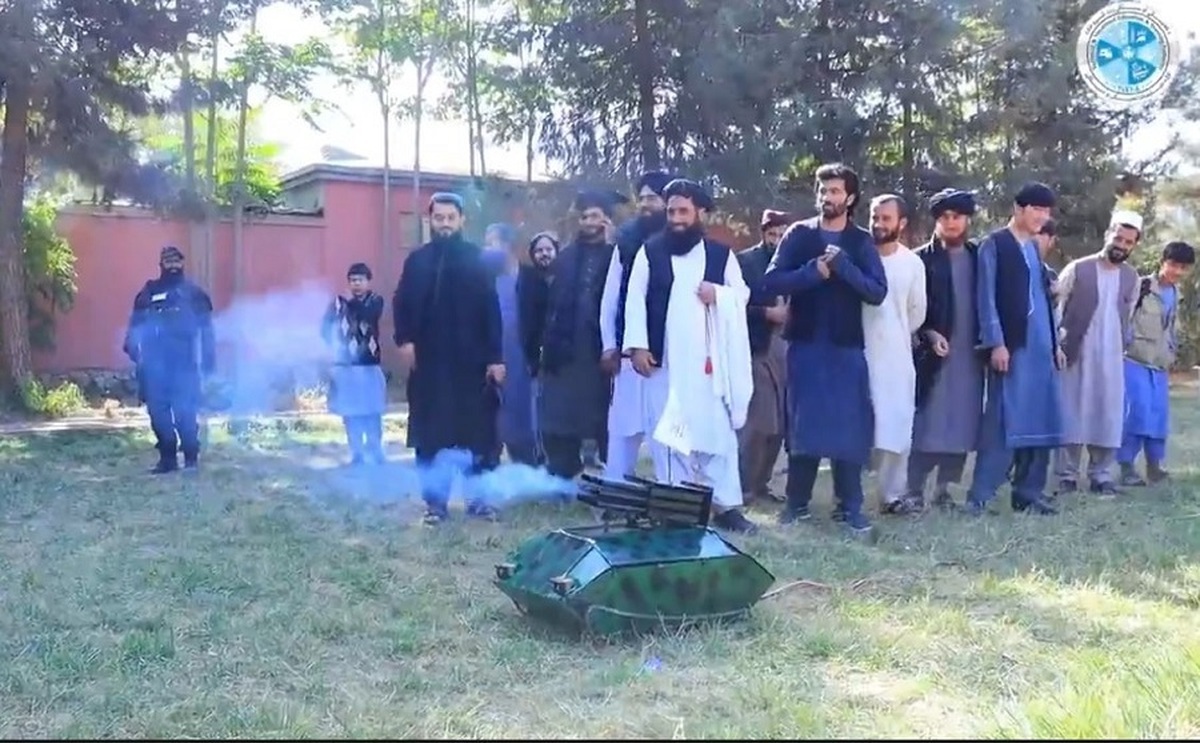 لحظه رونمایی از تانک و خوشحالی طالبان