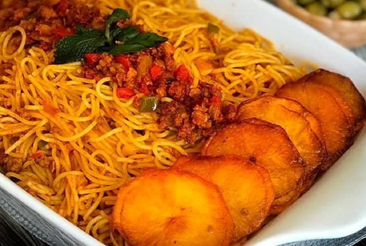 هیجان زن آمریکایی از پخت ماکارونی به سبک ایرانی هیجان زن آمریکایی از پخت ماکارونی به سبک ایرانی