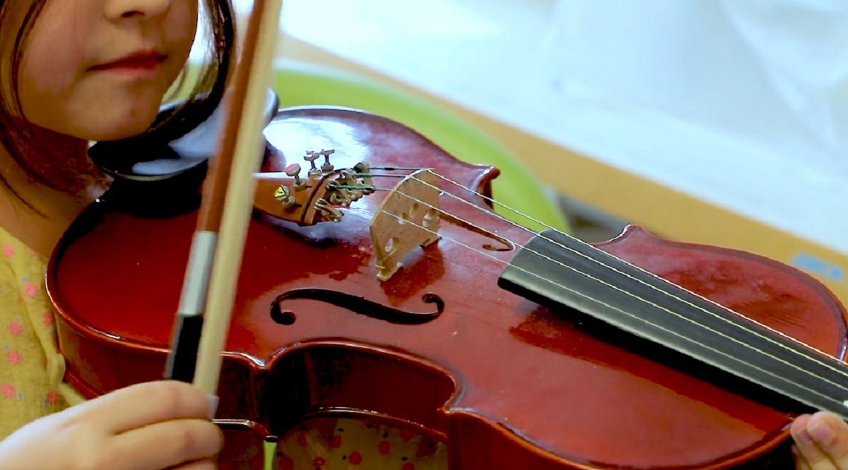 هنرنمایی جالب یک دختربچه با ویولن در فرودگاه هنرنمایی جالب یک دختربچه با ویولن در فرودگاه