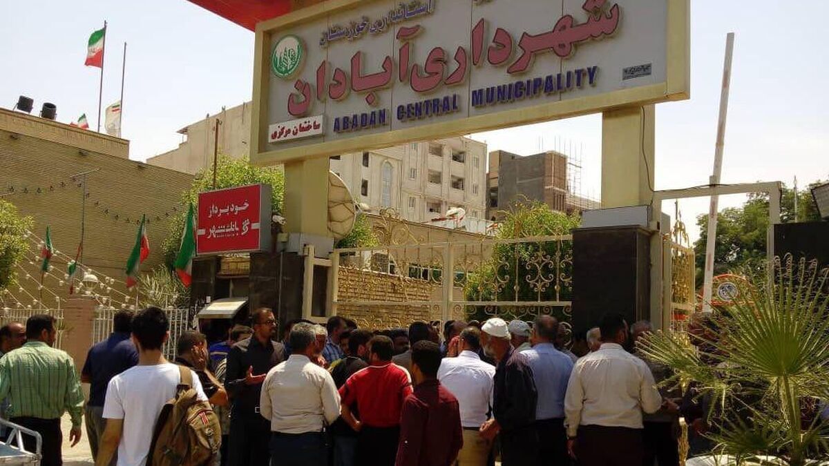 عصبانیت شهروند آبادانی؛ خودسوزی مقابل شهرداری!