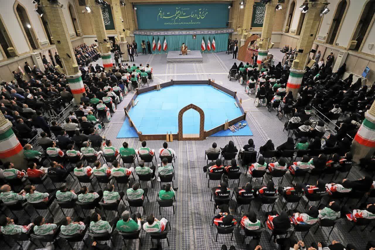 لبخند رهبر انقلاب با اجرای حرکات ورزش باستانی توسط پسر خردسال