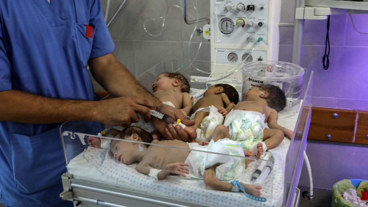 لحظه انتقال کودکان نارس غزه به مصر