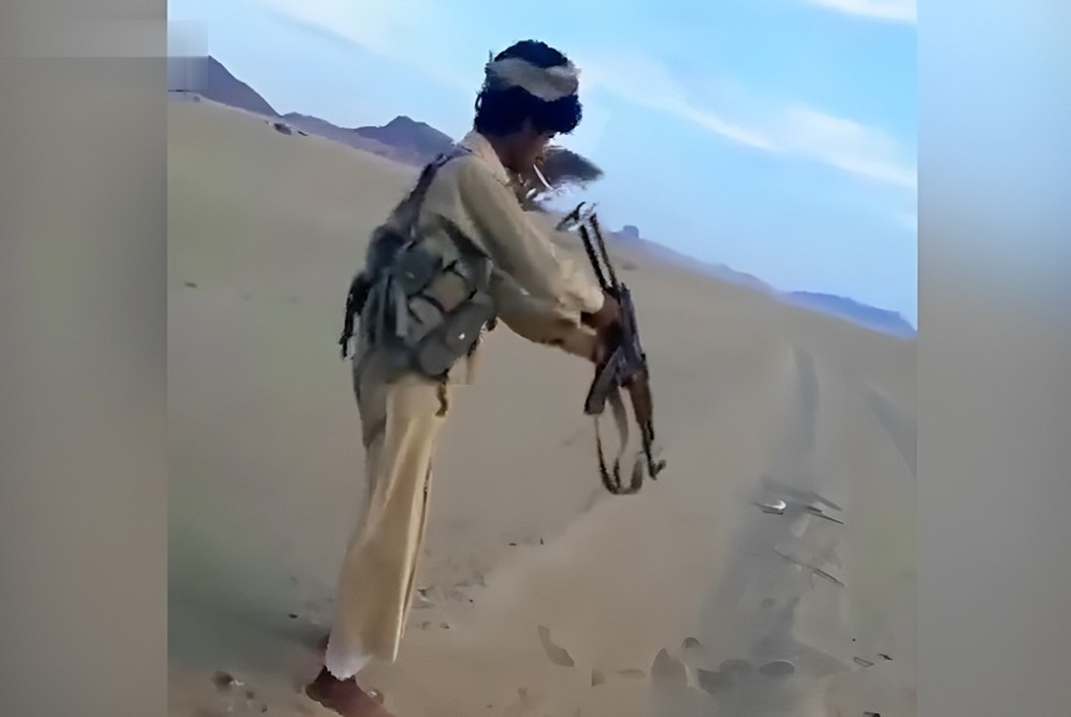 روشن کردن سیگار توسط یمنیها با گلوله روشن کردن سیگار توسط یمنیها با گلوله