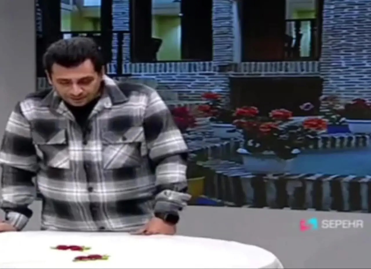 مجری شبکۀ گلستان در برنامۀ زنده بیهوش شد مجری شبکۀ گلستان در برنامۀ زنده بیهوش شد