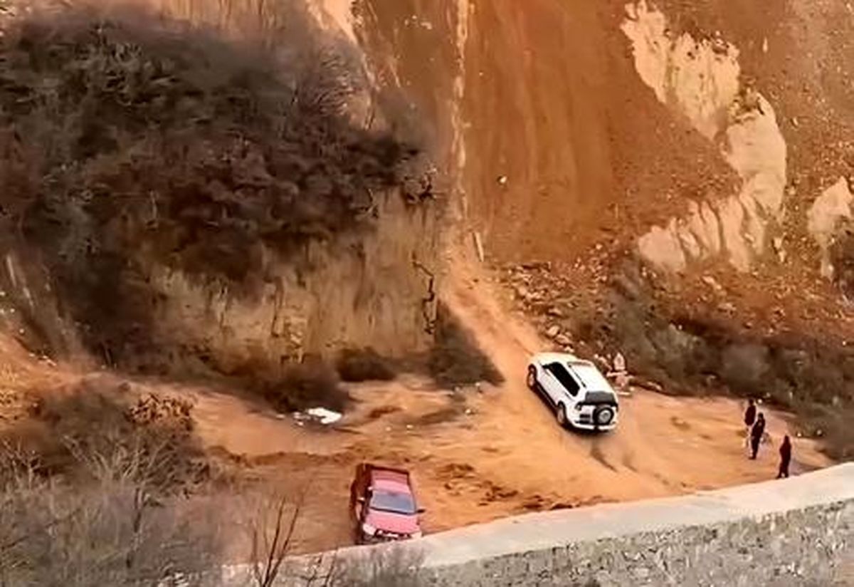 قدرت حیرت انگیز لندکروز در بالا رفتن از سراشیبی تند