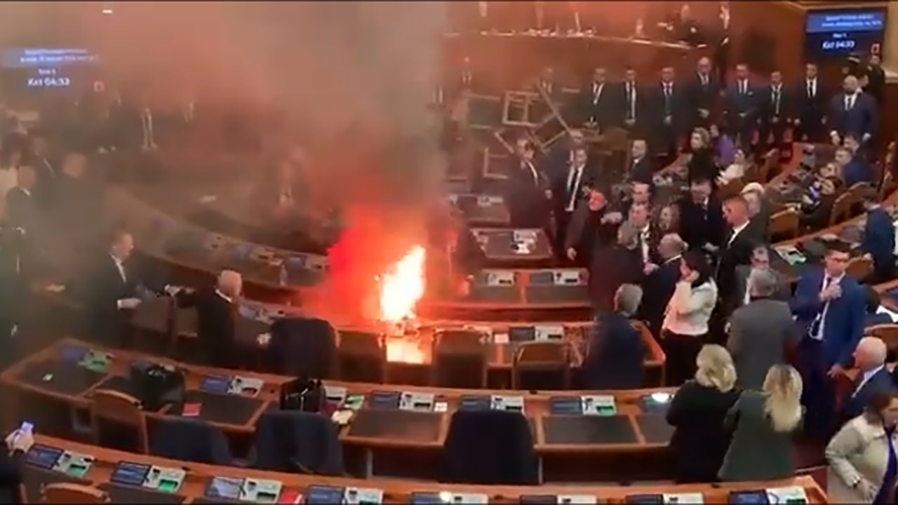 هرج و مرج و درگیری با صندلی در پارلمان آلبانی!