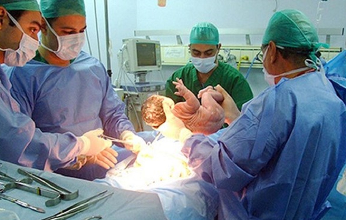 حضور غیرقانونی و عجیب وزیر بهداشت و خبرنگار صداوسیما در اتاق زایمان زنان! حضور غیرقانونی و عجیب وزیر بهداشت و خبرنگار صداوسیما در اتاق زایمان زنان!