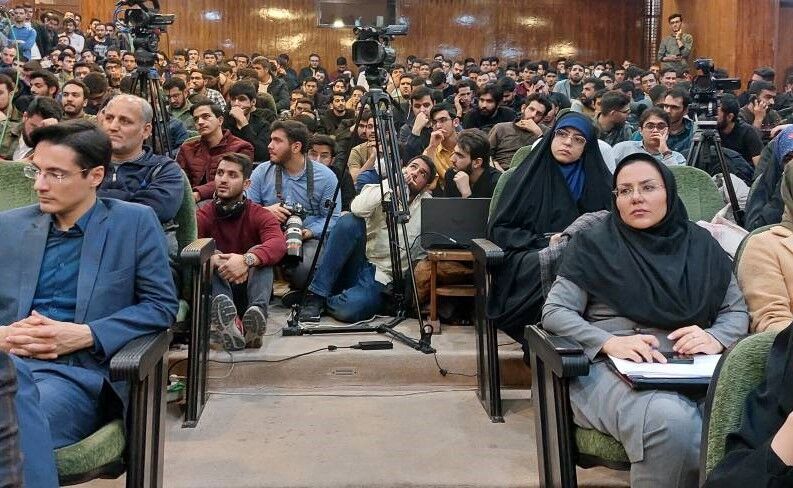مقایسه جالب وزیر علوم از آزادی در دانشگاه‌ جهان و ایران!